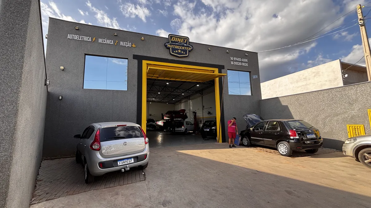Fachada atualizada da oficina mecânica Dinei Auto Center no Jardim Natal