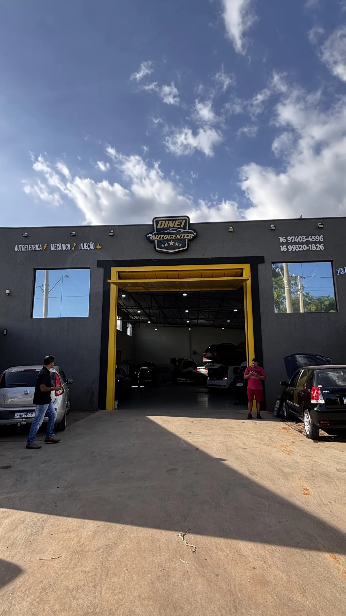 Estrutura de elevadores hidráulicos e organização na Dinei Auto Center